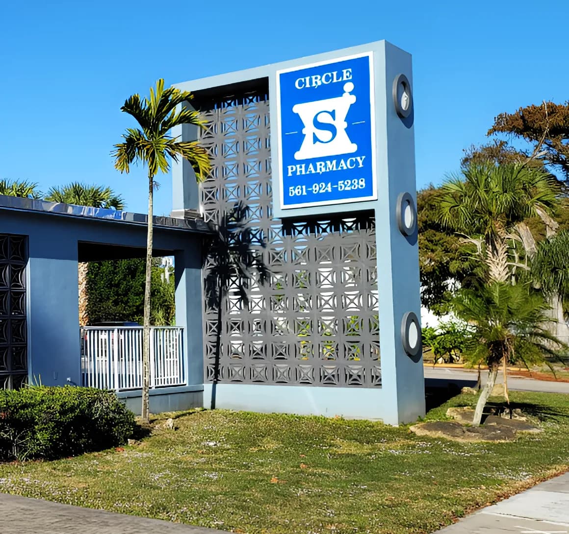 Pharmacist at Circle S Pharmacy providing personal care in Pahokee FL